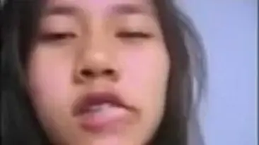 Dokumentasi Gadis Behel Cantik Bersantai Kasur