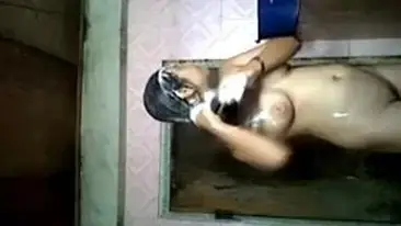 Dokumentasi Gadis Cantik Bersantai Di Mandi
