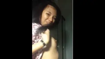 Gadis Cantik Berparas Imut Bersantai Di Kost