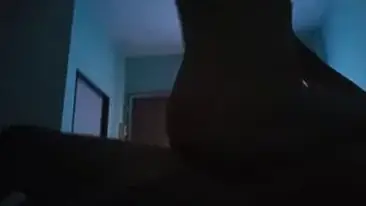 Gadis Cantik Pasrah Goyang Atas Kasur Crot