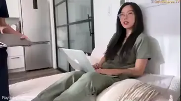 Gadis Cantik Pasrah Goyang Kasur Bareng Kakak