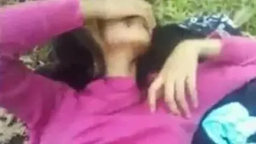 Gadis Cantik Pasrah Goyang Kasur Di Kebun Sepi