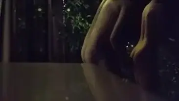 Sensasi Intim Sejoli Di Halaman Belakang