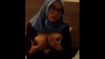 Ukhti Hijab Semok Cantik Live Bersantai Kasur